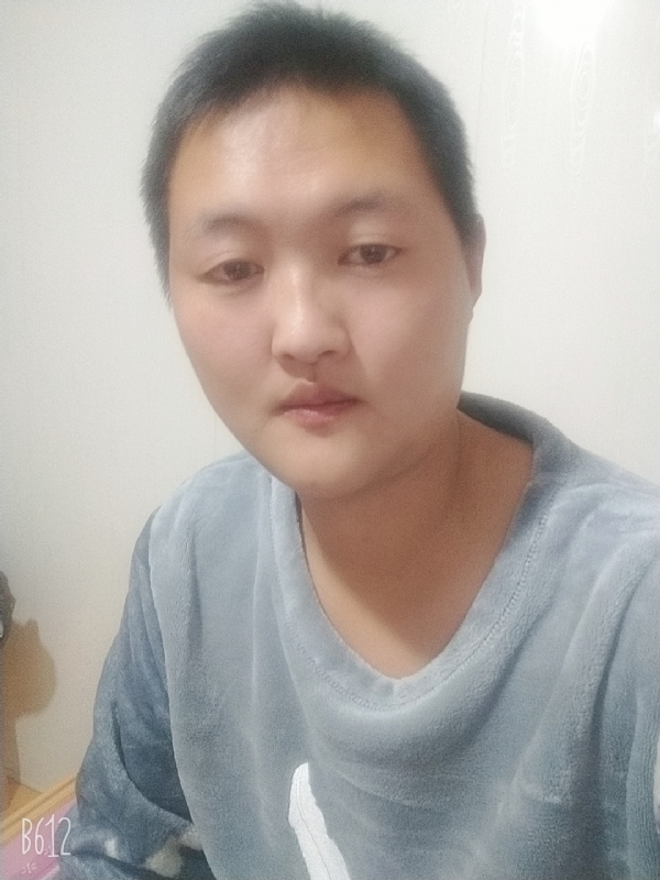 烟圈里透着伤的第一张照片--吉林中老年相亲网